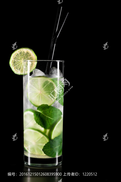 mojito雞尾酒在黑色背景