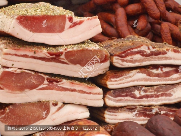 煙熏培根-市場(chǎng)上的新鮮食品