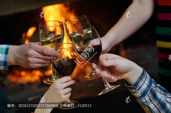 快樂的年輕情侶坐在家里壁爐前的沙發(fā)上