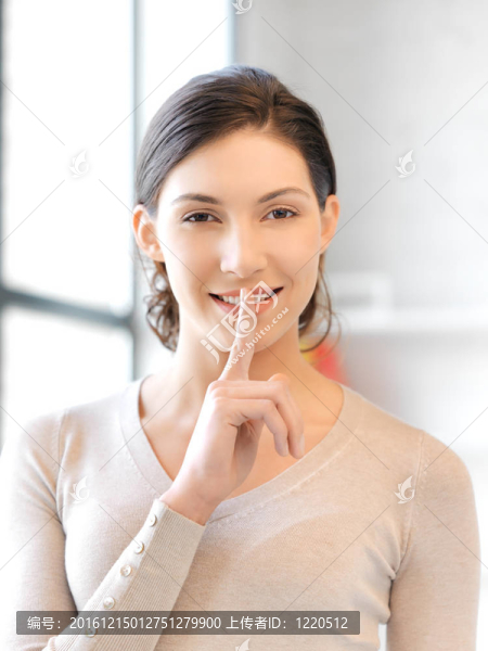 手指在嘴唇