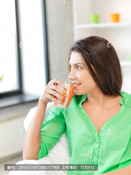 可愛的女人與馬克杯