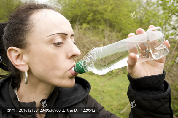 喝水瓶的女人
