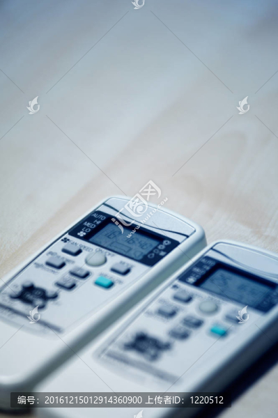 空調(diào)器的兩個(gè)遙控器