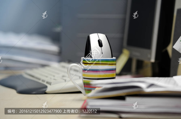 馬克杯內(nèi)的電腦鼠標(biāo)