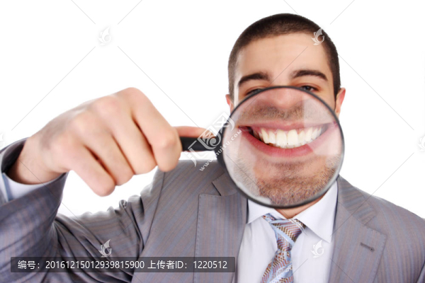 帶放大鏡的人