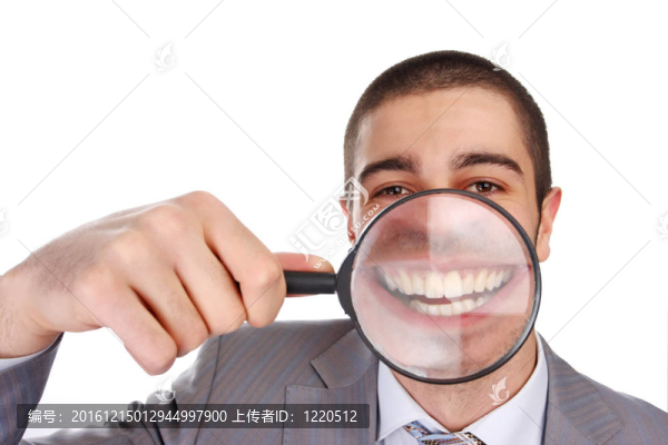 帶放大鏡的人