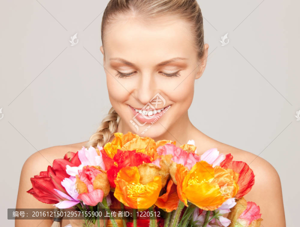 可愛的女人與紅花
