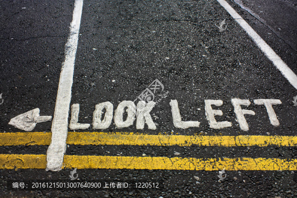 向左看路標