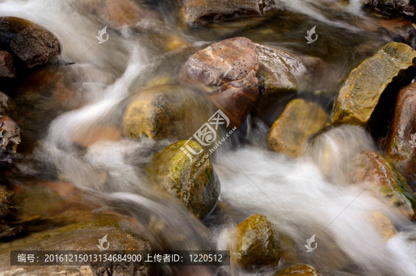 巖石區(qū)上的小溪或小溪水