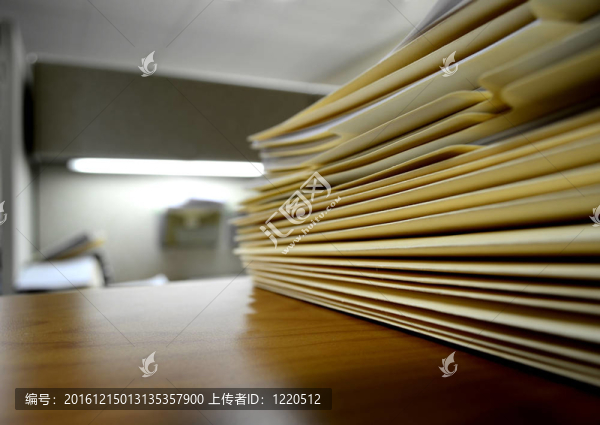 架子或書桌上的文件夾