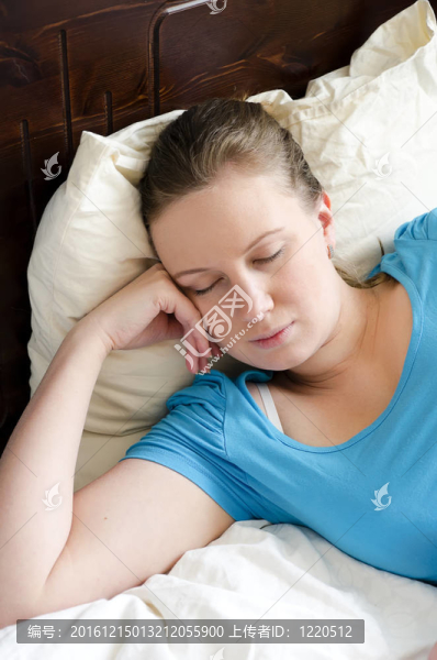年輕女孩累了，睡著了