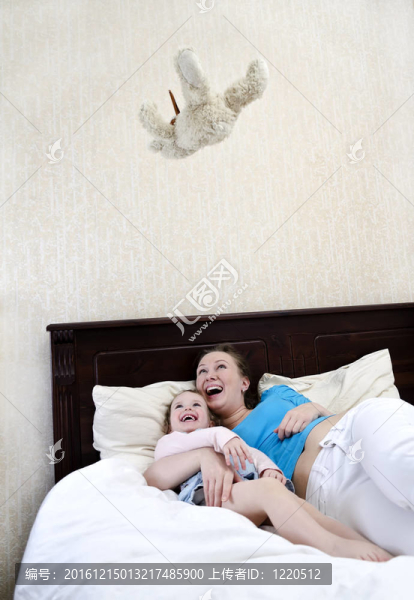 媽媽和女兒玩玩具泰迪熊玩得開心