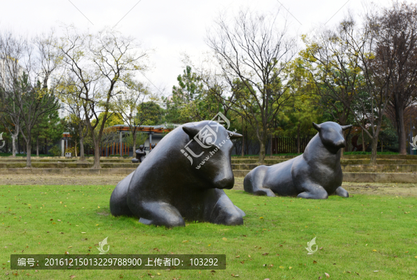 一對臥牛主題的城市雕塑