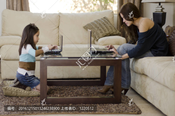 媽媽和女兒使用筆記本電腦