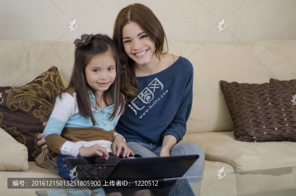 媽媽和女兒用筆記本電腦