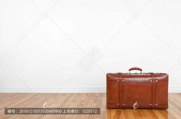 古董皮箱在木地板上-匯圖網(wǎng) www.fosd68.com 古董皮箱在木地板上