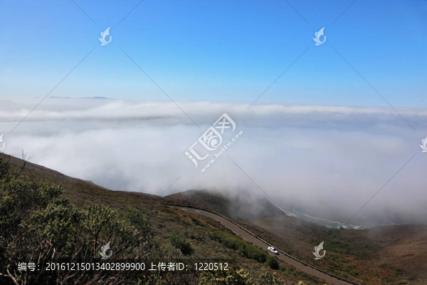 低山丘陵晨霧