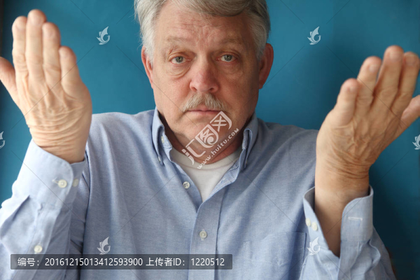 年長的人舉起雙手