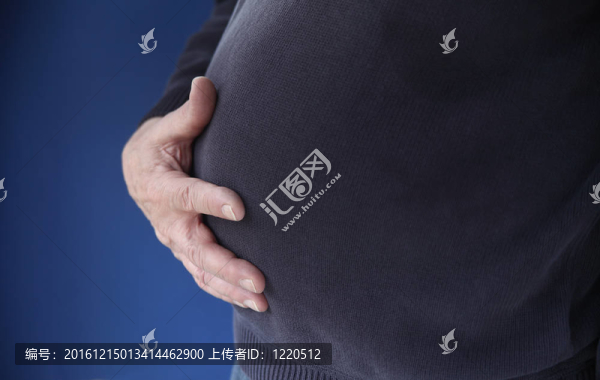 男子用手放在肚子上