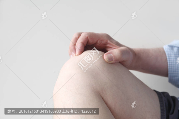 男人抓住他酸痛的膝蓋