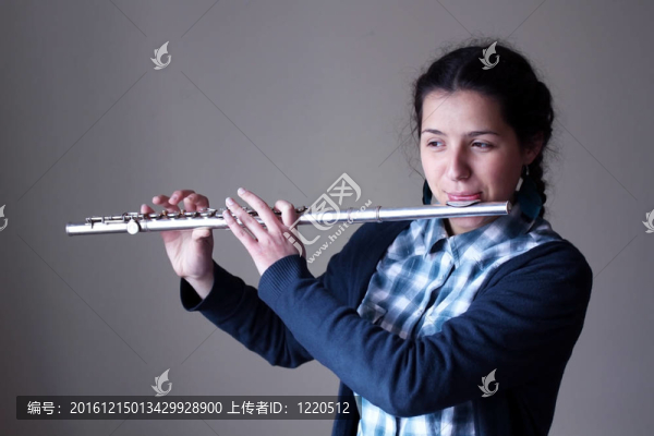 少女吹長(zhǎng)笛。