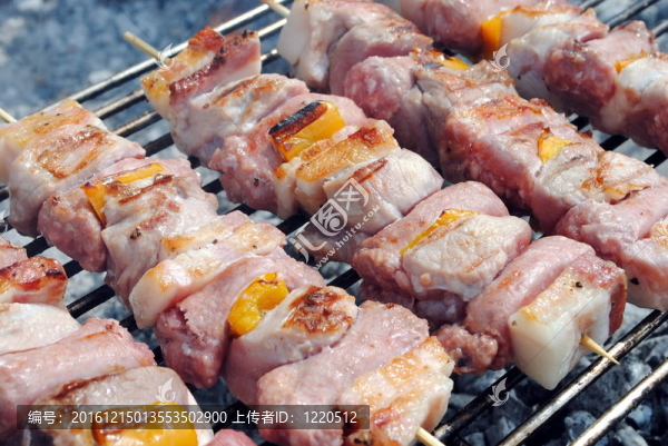 把豬肉串在烤肉串烤