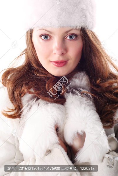 白色的帽子和外套的女人