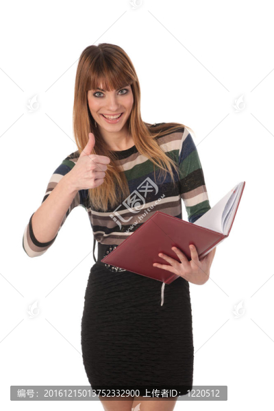 年輕可愛的女商人手里拿著一本書