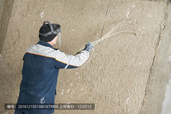 泥水匠在粉刷工作液體膏藥