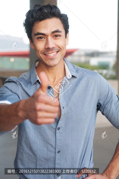 年輕；英俊的商人豎起大拇指