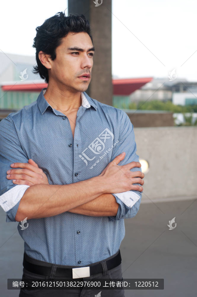 英?。荒贻p的拉丁裔專業(yè)商人