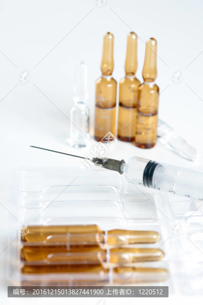 注射器和小瓶的特寫鏡頭