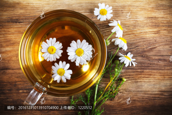 木桌上的花草茶