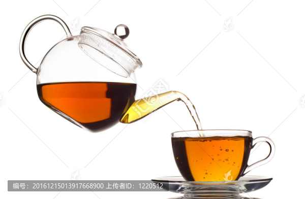 茶倒在白色的杯子孤立