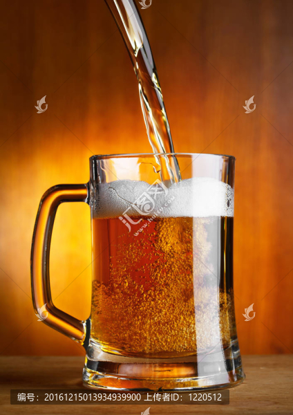啤酒倒進玻璃杯