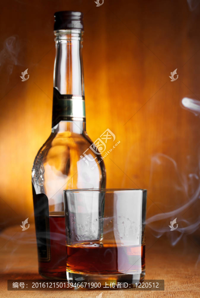 有煙的玻璃杯和威士忌