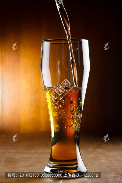 啤酒倒進(jìn)玻璃杯