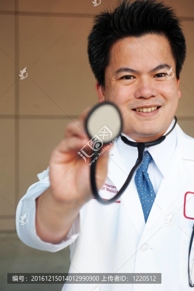 亞洲的醫(yī)生拿著聽診器