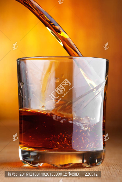 倒入玻璃杯的威士忌
