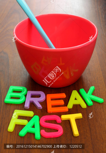 藍(lán)色湯匙在粉紅色的碗與早餐在木材背景的彩色信件