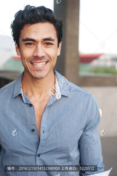 英?。荒贻p的拉丁裔專業(yè)商人
