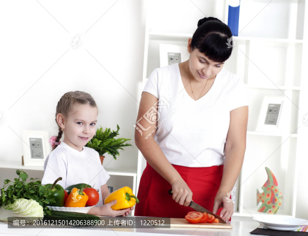 媽媽和女兒一起做飯
