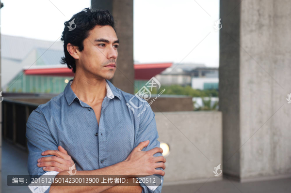 英??；年輕的拉丁裔專業(yè)商人