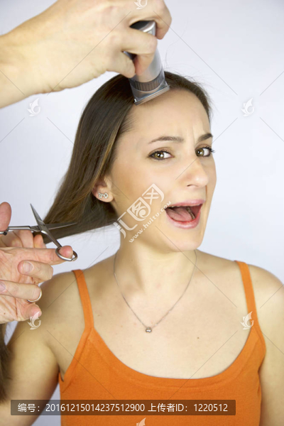 女孩尖叫著剪頭發(fā)和刮胡子
