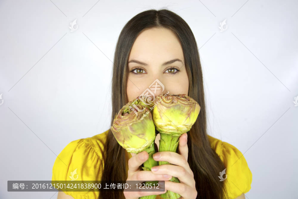 在她的手的朝鮮薊的女模特