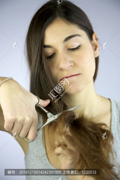 女孩生氣地剪了頭發(fā)