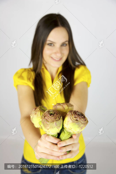 在她的手的朝鮮薊的女模特