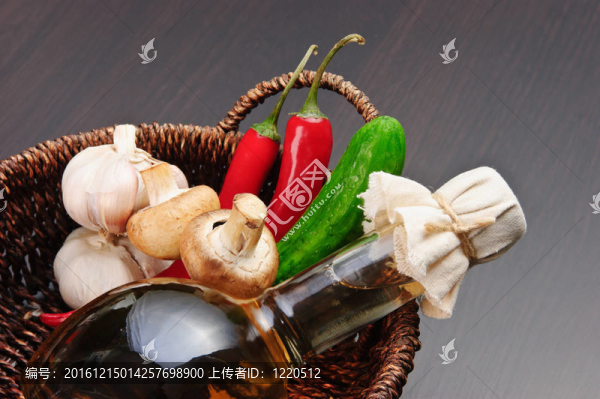 蔬菜和籃子用醋瓶