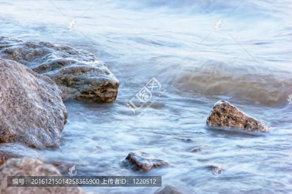 在巖石海岸沖浪