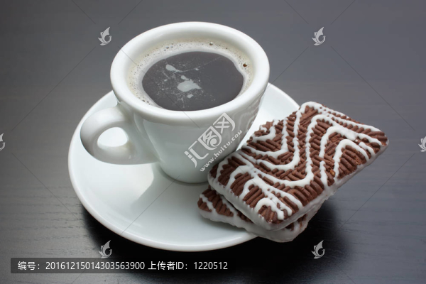 一杯咖啡和巧克力曲奇餅干